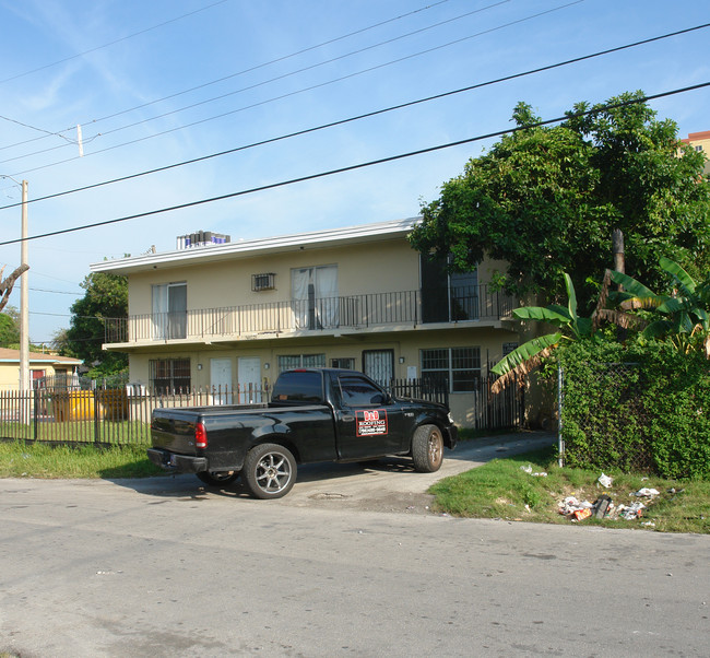 131 NE 77th St in Miami, FL - Foto de edificio - Building Photo