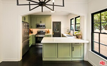 1954 Hillcrest Rd in Los Angeles, CA - Building Photo - Building Photo