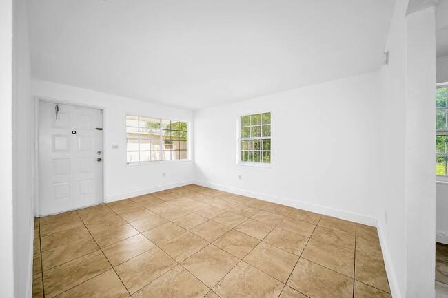 2125 NW 91st St in Miami, FL - Building Photo - Building Photo