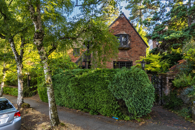 OAK MANOR in Seattle, WA - Building Photo - Building Photo