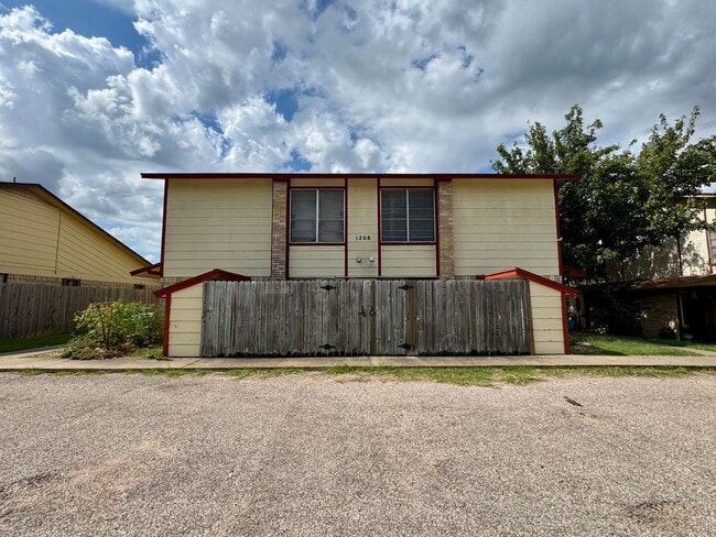 1208 Covey Ln