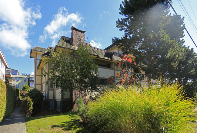 Kingfisher in White Rock, BC - Building Photo - Building Photo