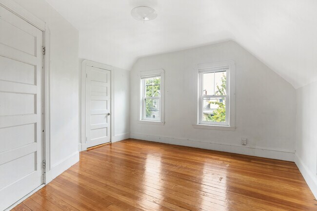 68 Willow Ave, Unit 2 in Somerville, MA - Foto de edificio - Building Photo