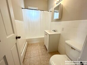 24 Maryland St, Unit #3 in Boston, MA - Foto de edificio - Building Photo