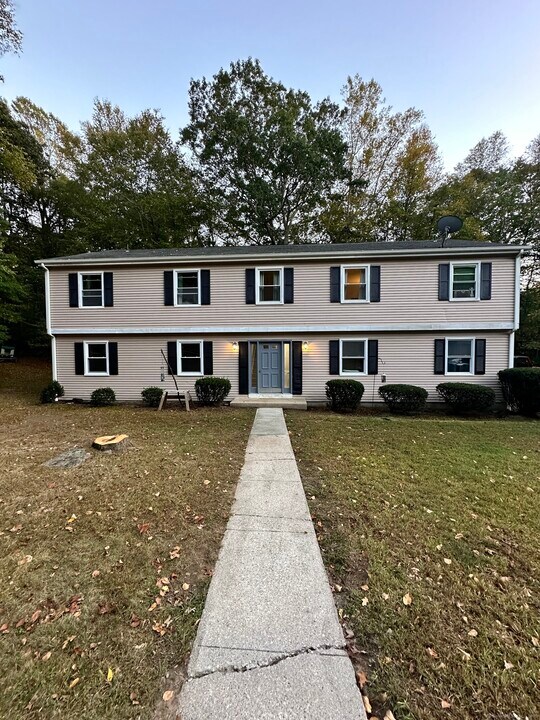 70 Pond Meadow Rd in Essex, CT - Building Photo