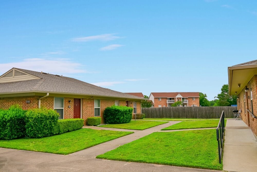 100 Sunset St in Malakoff, TX - Building Photo
