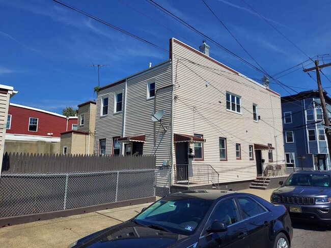 92 E 21st St in Bayonne, NJ - Building Photo - Building Photo