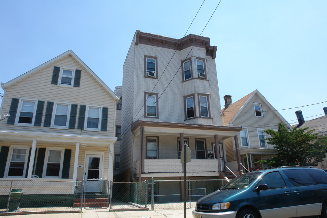 589 Elizabeth St in Perth Amboy, NJ - Building Photo