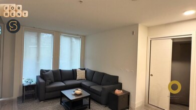 2035 Glenaire Dr in North Vancouver, BC - Building Photo - Building Photo