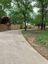 300 Genesis Dr in Bentonville, AR - Foto de edificio - Building Photo