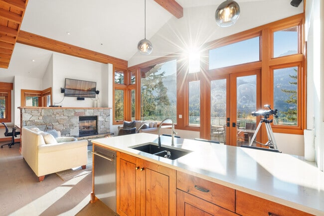 5138 Raven Ln in Whistler, BC - Building Photo - Building Photo