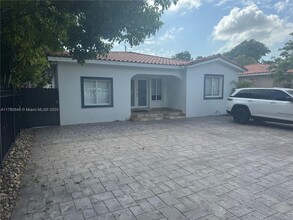 855 NW 17th Pl in Miami, FL - Foto de edificio - Building Photo