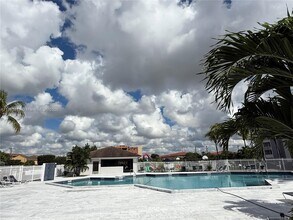 8075 NW 7th St in Miami, FL - Building Photo - Building Photo