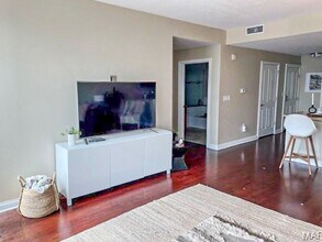4909 Laclede Ave in St. Louis, MO - Building Photo - Building Photo