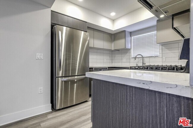 5030 Rosewood Ave in Los Angeles, CA - Building Photo - Building Photo