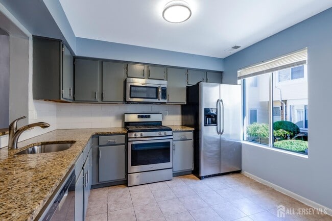1050 Schmidt Ln in North Brunswick, NJ - Building Photo - Building Photo