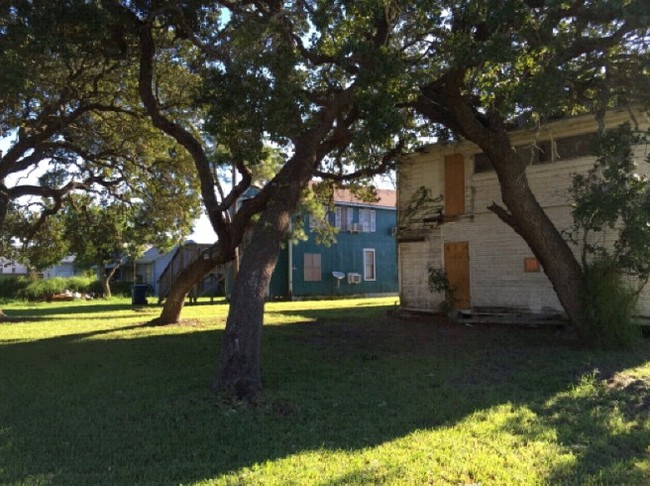 138-144 S Houston St in Aransas Pass, TX - Foto de edificio - Building Photo