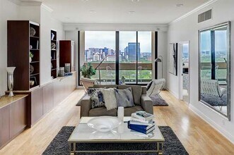 1111 Hermann Dr in Houston, TX - Foto de edificio - Building Photo