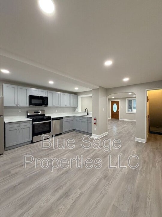 402 Rively Ave in Glenolden, PA - Building Photo