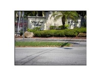 Pine Crest Village in Fort Lauderdale, FL - Building Photo - Building Photo