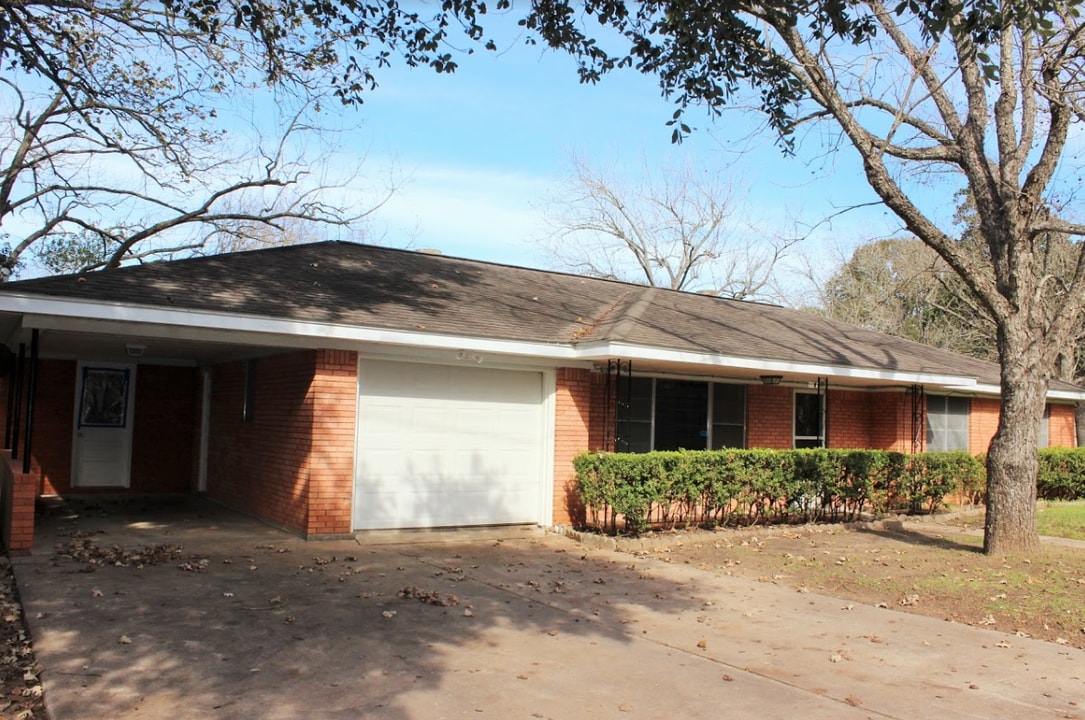 509 E Mansfield St in Brenham, TX - Building Photo