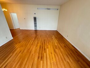 521 S Manhattan Pl, Unit 10 in Los Angeles, CA - Building Photo - Building Photo