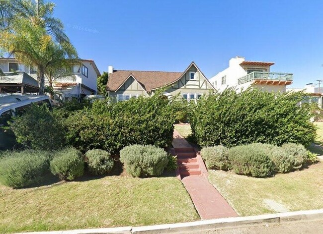 property at 917 La Vuelta Pl