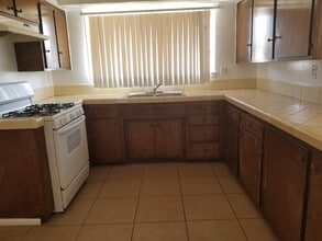 8817 Glenda St in Bakersfield, CA - Building Photo - Building Photo