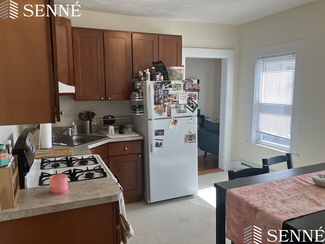 42 Derby St, Unit 3 in Somerville, MA - Foto de edificio - Building Photo