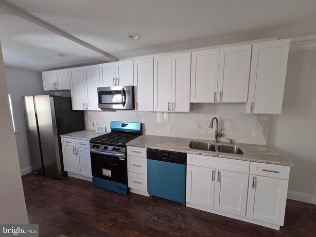 5259 Akron St in Philadelphia, PA - Building Photo - Building Photo