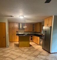 303 Boston Mills Rd in Hudson, OH - Building Photo