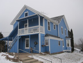 201 W Wisconsin Ave, Unit 2 in Grantsburg, WI - Foto de edificio - Building Photo