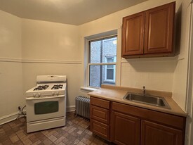 2039 W Greenleaf Ave, Unit 2 Apartments