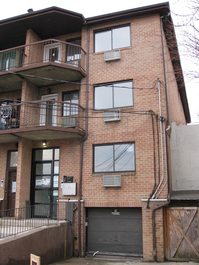 5414 73rd Pl in Flushing, NY - Foto de edificio - Building Photo