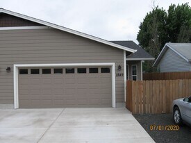 1845 17th Ave SE in Albany, OR - Building Photo