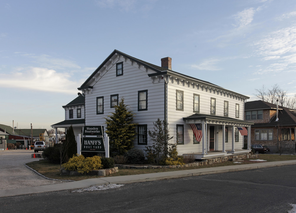 190 Sterling St in Greenport, NY - Building Photo