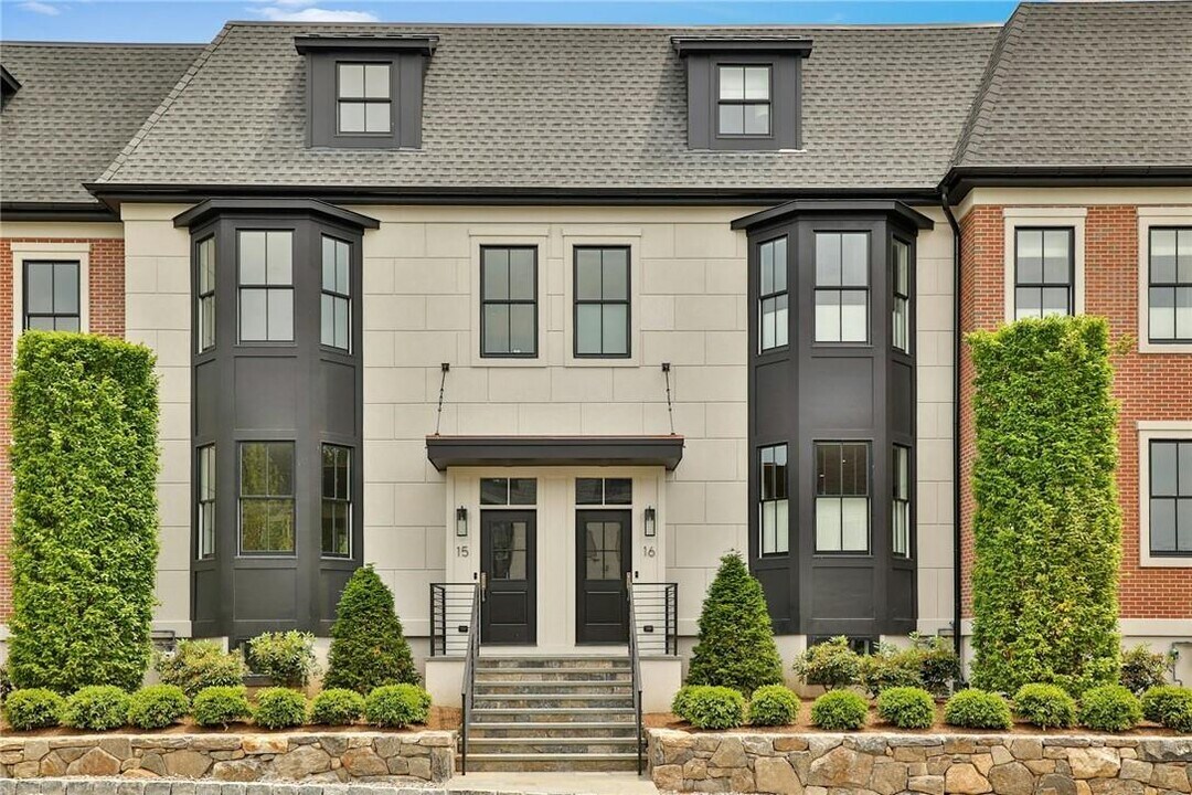 162 Bedford Rd in Armonk, NY - Building Photo