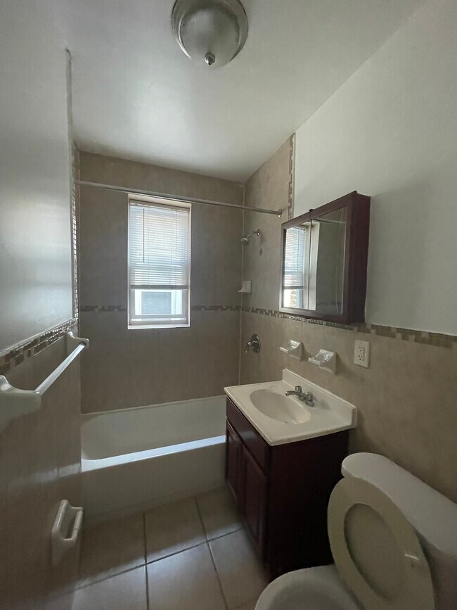 176 Broadway, Unit 8 in Bayonne, NJ - Building Photo - Building Photo