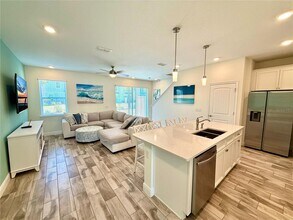 2906 Castaway Ln in Kissimmee, FL - Foto de edificio - Building Photo