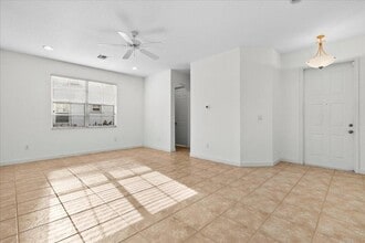 556 Tomahawk Ct in Palm Beach Gardens, FL - Foto de edificio - Building Photo