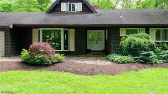 8693 E Craig Dr in Chagrin Falls, OH - Building Photo