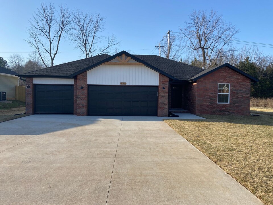 420 E Logan St in Willard, MO - Foto de edificio