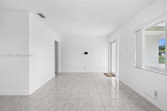 3925 NW 19th Ave in Oakland Park, FL - Building Photo - Building Photo