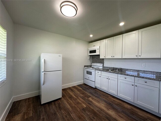 2321 Madison St in Hollywood, FL - Building Photo - Building Photo