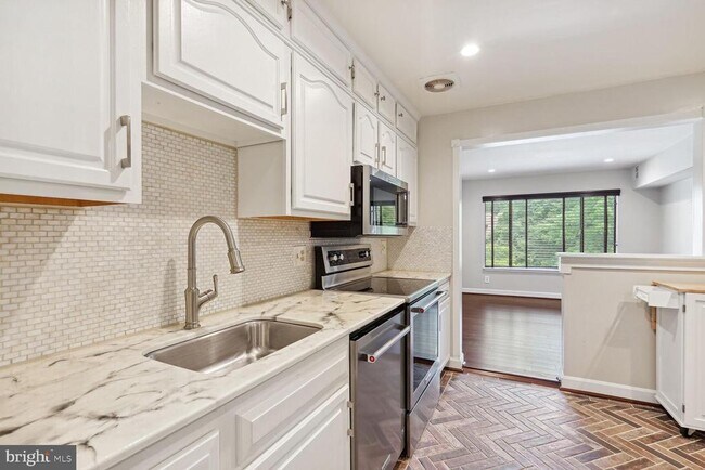 11323 Commonwealth Dr in Rockville, MD - Building Photo - Building Photo