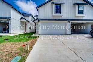 913 Cooksey Ct in Grandview, TX - Building Photo