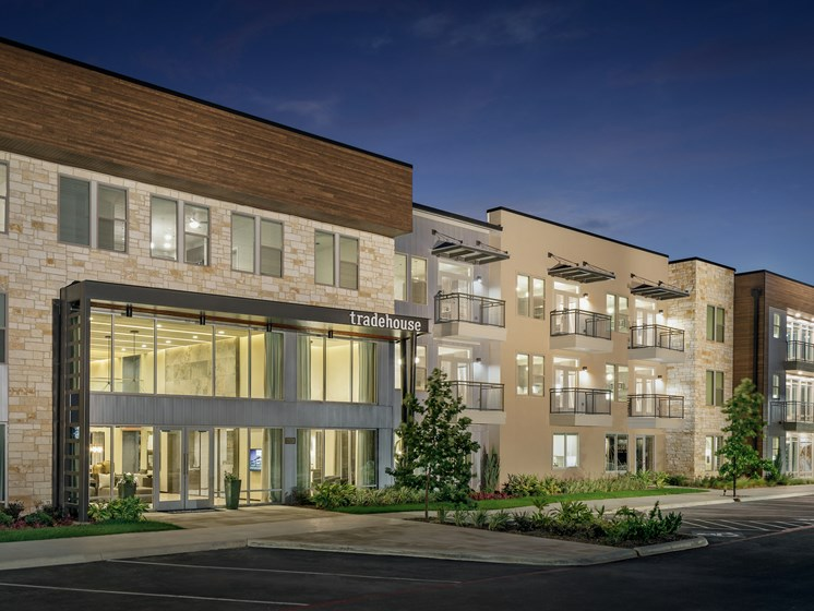 Tradehouse at Bulverde Marketplace in San Antonio, TX - Foto de edificio