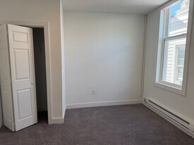33 N Washington St in Berkeley Springs, WV - Building Photo
