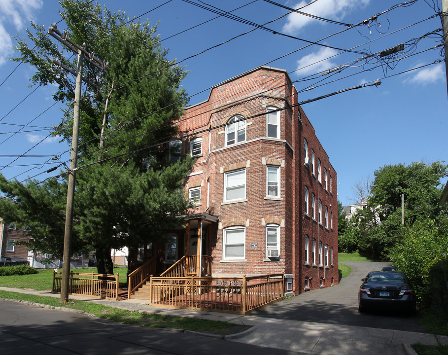 225 Washington St in New Britain, CT - Building Photo