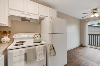 Moreland Place Apartments in Portland, OR - Building Photo - Building Photo